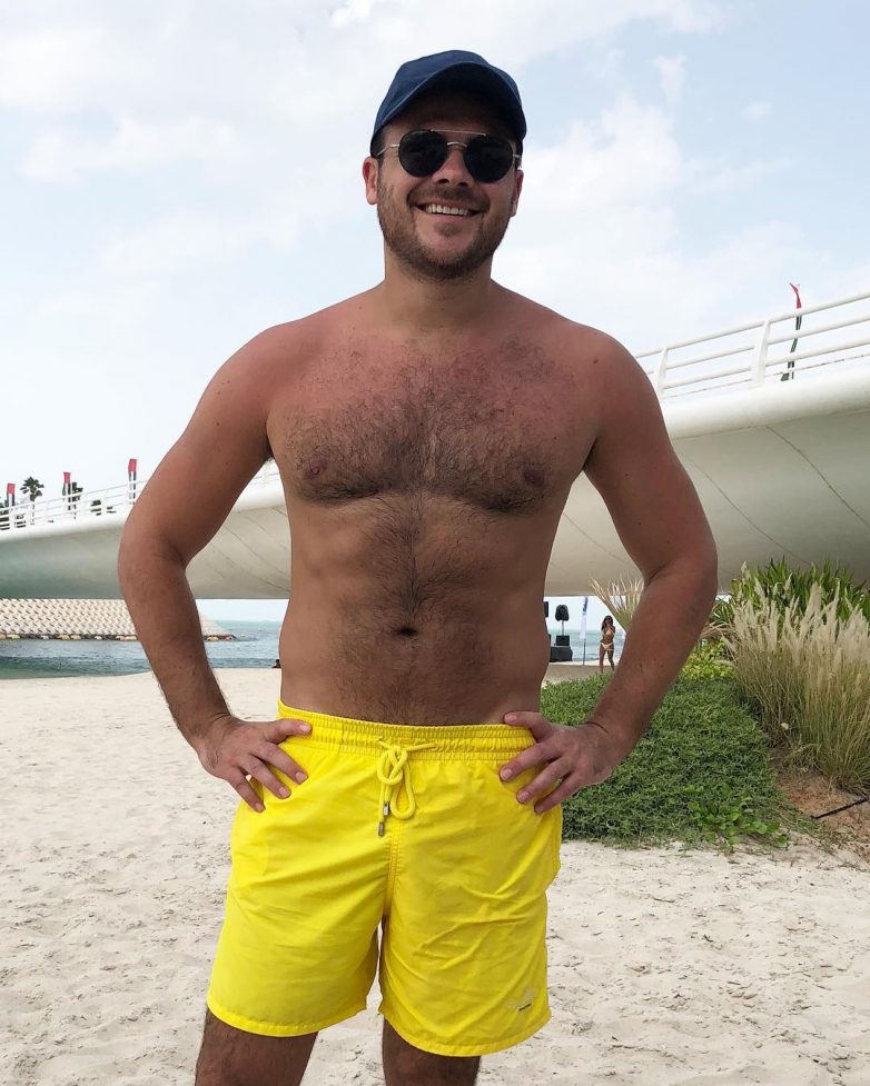 Эмин Агаларов снял парик и продемонстрировал огромную лысину 