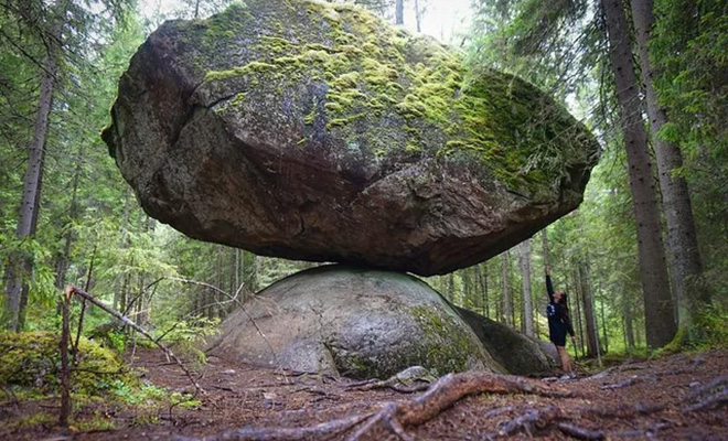 Куммакиви. В лесах Финляндии найден камень-гигант: 8000 лет назад его словно подняли и поставили специально Куммакиви, легенда, камней, скалы», сейсмометр, некий, рассматривают, Ученые, rocks, balanced, precariously, Посреди, сбалансированные, балансирующих, «ненадежно, науке, известны, образования, скалистые, Подобные