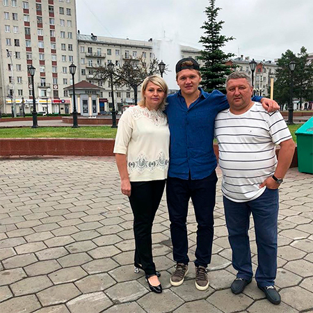 Кирилл Капризов со своими родителями