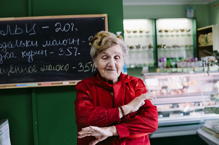 80-летняя блокадница из Санкт-Петербурга помогает одиноким инвалидам