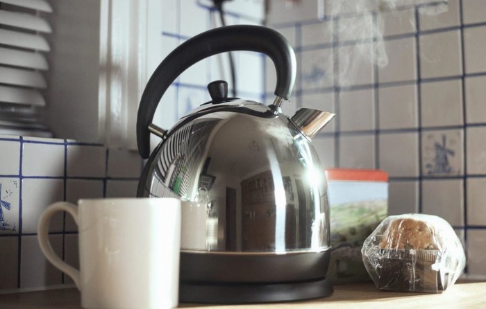 Отложения могут повлиять на вкус чая и кофе / Фото: redfoxday.ru