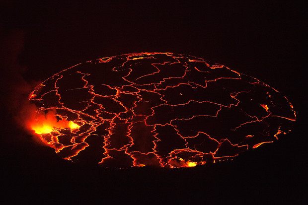 300-метровое озеро  лавы в кратере  вулкана Ньирагонго  (Африка, Конго)