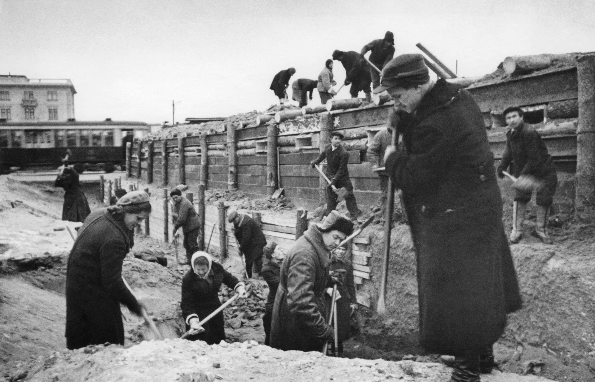 Строительство укреплений на Можайском шоссе в ходе битвы за Москву, октябрь 1941 года Леонид Доренский/ТАСС