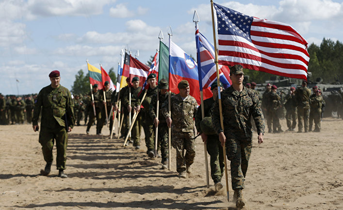 Солдаты из стран НАТО на открытии учений Saber Strike 2015 в Пабраде, Литва