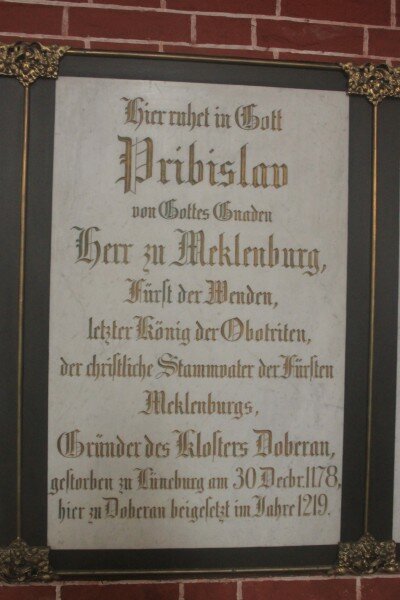 "Здесь покоится с Богом ПРИБИСЛАВ
божьей милостью
владыка Мекленбурга,
князь(Fürst) вендов,
последний король(König) ободритов...
...умерший в Люнебурге 30 декабря 1178 года