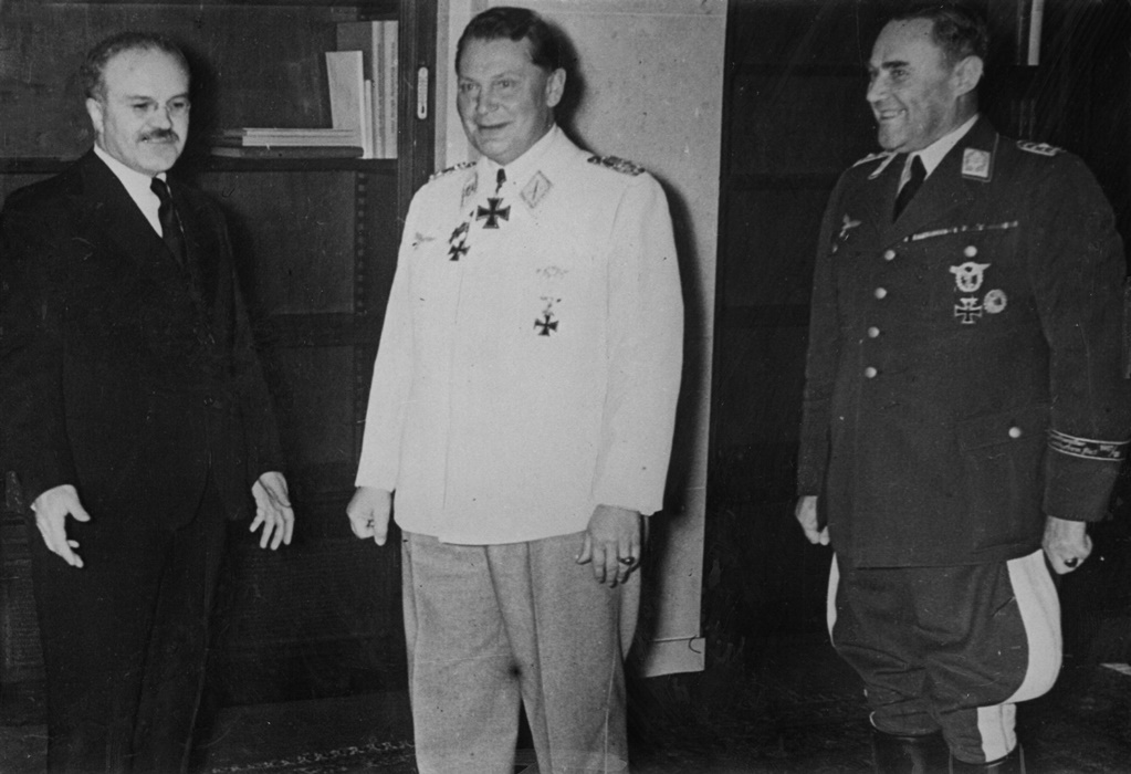 Почему пакт Сталина с Германией осуждают, а пакт с Японией – игнорируют?