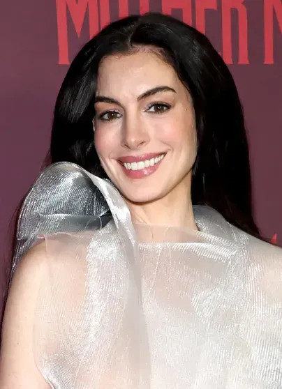 Энн Хэтэуэй появилась на публике в полупрозрачном платье актриса, Хэтэуэй, посетила, ХэтэуэйЭнн, Адамом, десятилетнего, сыновей, двоих, воспитывают, Супруги, Шульманом, НьюЙорке, украшений, шестилетнего, ювелирных, дизайнером, актёром, замужем, МехикоС, Сеуле