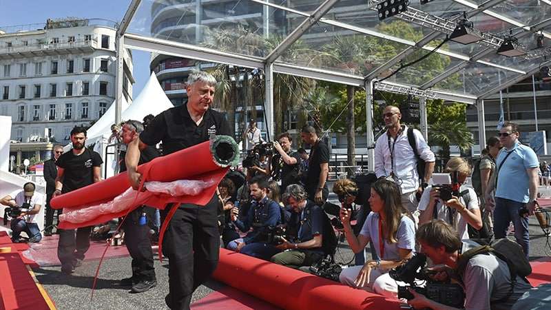 Активистка с флагом Украины на груди выбежала на красную дорожку в Каннах