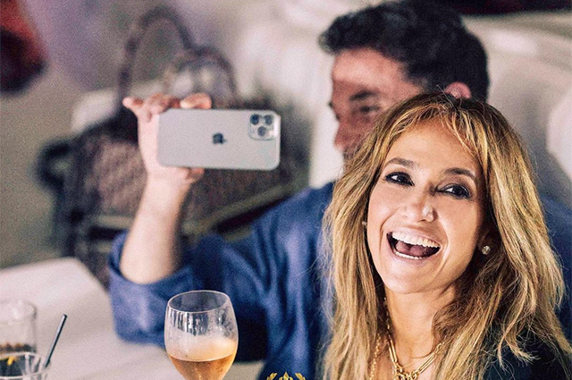 Поцелуи, вечеринка и культовый момент из клипа: как Дженнифер Лопес отметила день рождения с Беном Аффлеком в Сен-Тропе