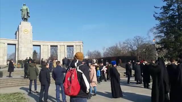 В Берлине у памятника 