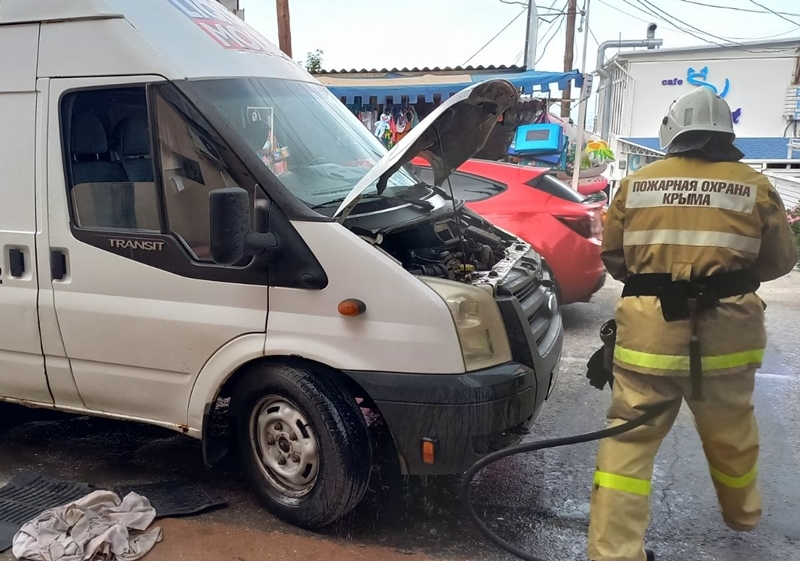 Происшествие в курортном селе Солнечногорское: средь бела дня на дороге загорелся микроавтобус