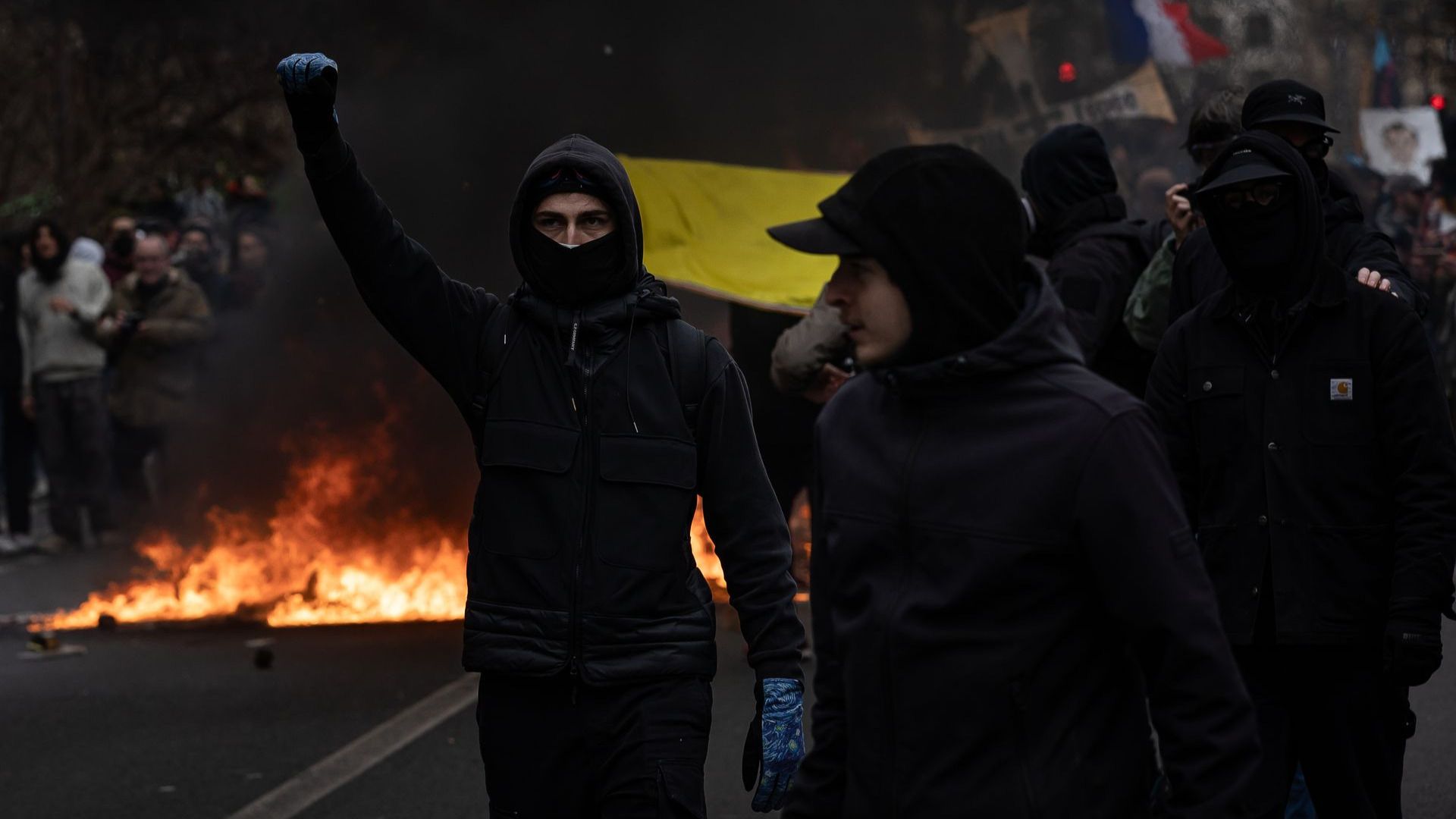 Участники протестов в Париже захватили офис инвестфонда BlackRock