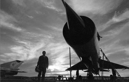 МиГ-21 выпустил по нарушителю две ракеты, но обе они прошли мимо цели. Израсходовав весь боекомплект, летчик принял решение протаранить «Фантом». Это был третий случай сверхзвукового воздушного тарана в истории авиации.