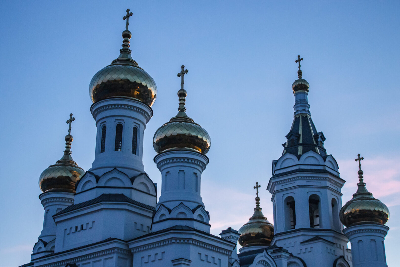 Иркутск вчера. Церковь в рабочем на Каштаковской. Белая Церковь в роще в Иркустк.