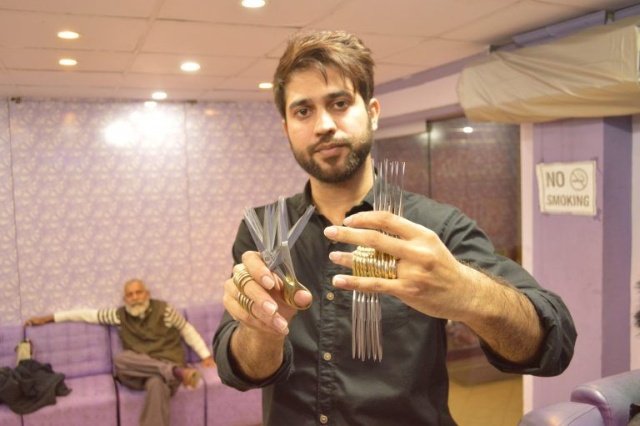 Пакистанец стрижет посетителей 27 парами ножниц (6 фото)