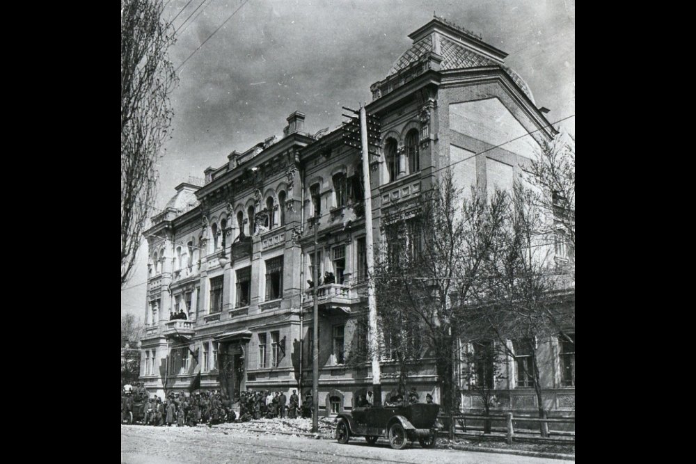 Здание Саратовского губисполкома. Май 1918 г.