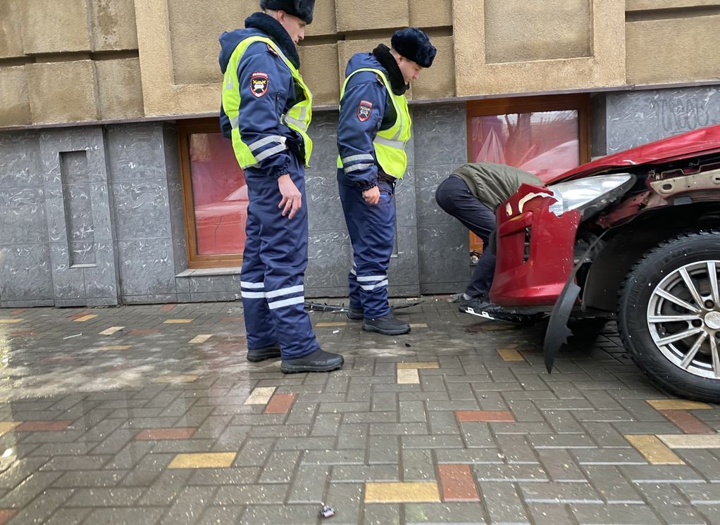 Иномарка после ДТП врезалась в здание в Рязани