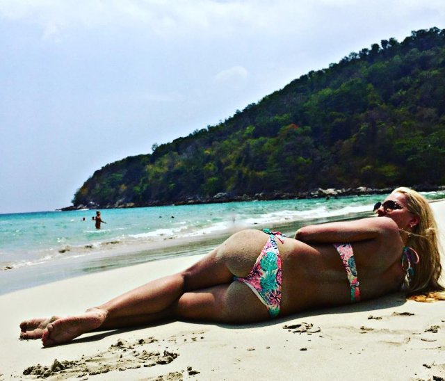 Анастасия Бавыкина на пляже в цветном купальнике
