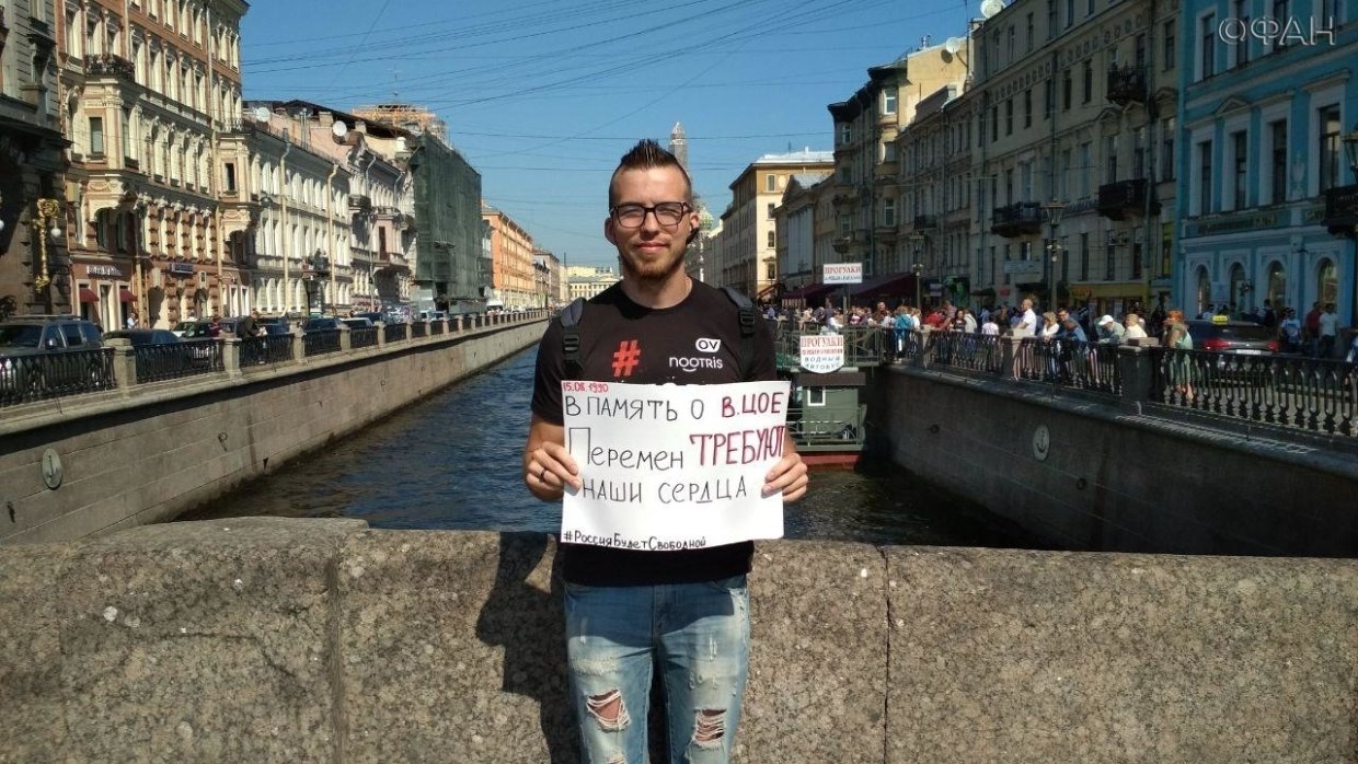 Пикетчики в Москве попытались заинтересовать горожан плакатами с цитатами Цоя