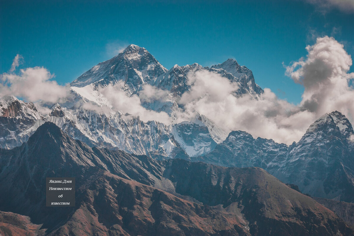 Эверест слева, а справа Нупцзе и Лхоцзе