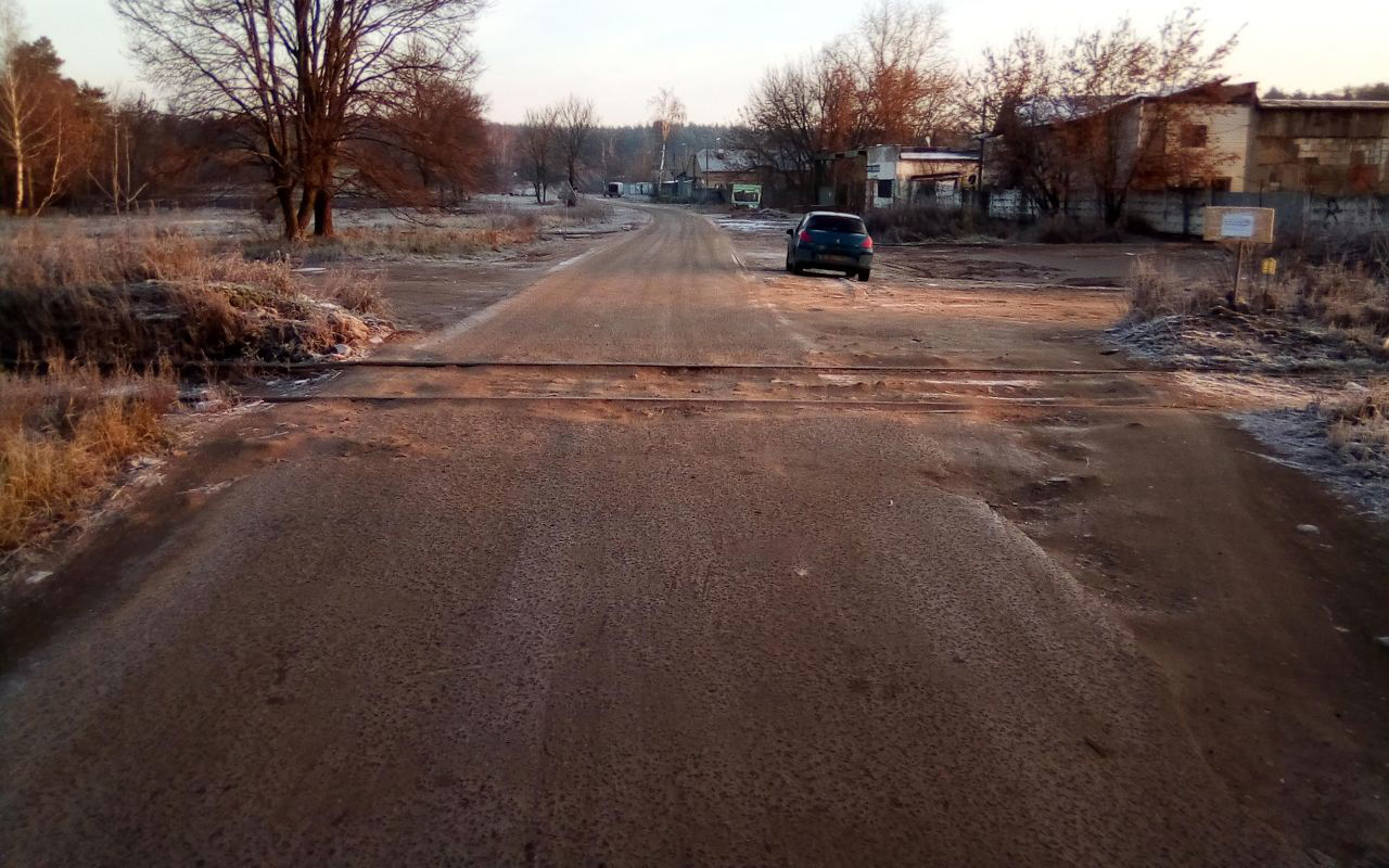 РЖД отрежет от цивилизации поселок в Подмосковье, закрыв ж/д переезд. Говорят, его не существует! переезд, в том, поселка, единственная, сотни, автодорога, полям, переезды, дорога, части, компании, Люберецкого, на просьбу, к санкционированному, отремонтировать, грунтовую, дорогу, перекрывающих, просто, закрыть