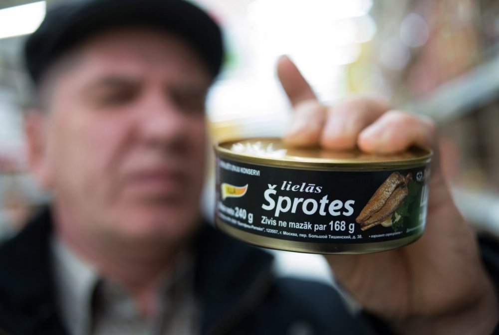 Россию тошнит от рижских шпрот: прибалты не знают, куда девать рыбные консервы