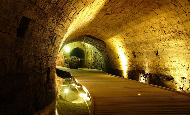 Рабочие меняли трубы и нашли скрытый вход в тоннель Тамплиеров. Катакомбы были запечатаны 700 лет