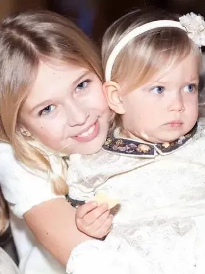 Вера Брежнева показала редкие фото со старшей дочерью по случаю её 25-летия Брежнева, дочерьюСоня, КиперманВера, дочерьюВера, Меладзе, замуж, Брежневой, вышла, удочерил, Михаила, вскоре, России, уехали, супруги, олигарха, Константина, фамилию, через, Киперманом, Кипермана