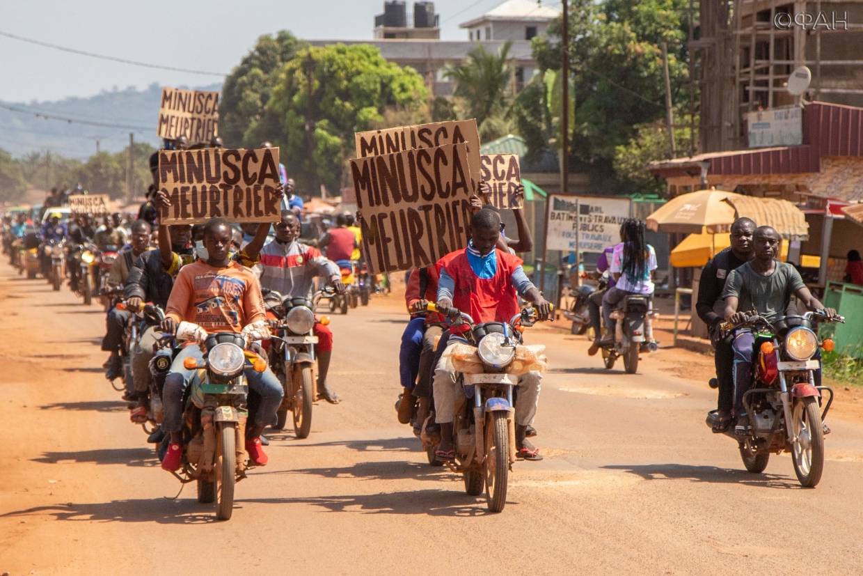 Похороны, митинг и заявления пресс-секретаря президента: репортаж корреспондентов ФАН из ЦАР Похороны, митинг и заявления пресс-секретаря президента: репортаж корреспондентов ФАН из ЦАР Весь мир