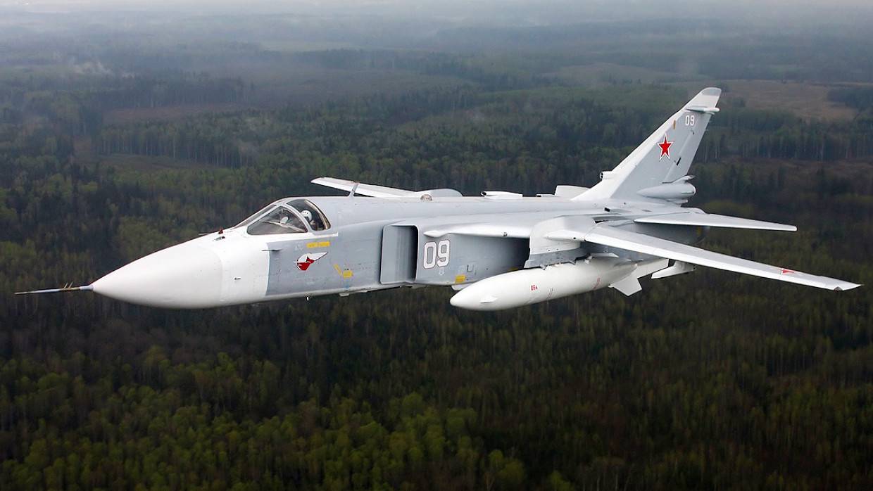 Фронтовой бомбардировщик Су-24 провезли по Новосибирску