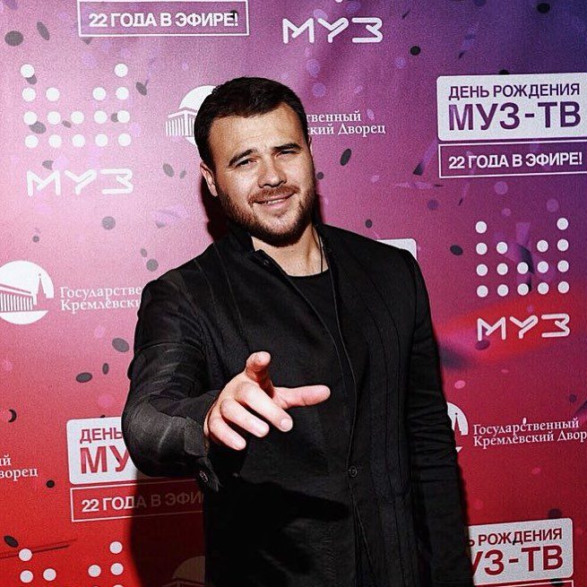 Эмин Агаларов снял парик и продемонстрировал огромную лысину 