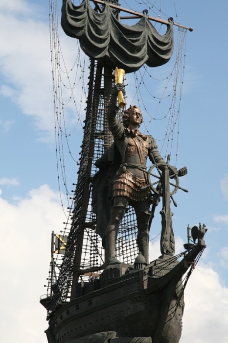 Общая высота памятника достигает 98 метров, высота фигуры Петра – 18 м (Москва). | Фото: liveinternet.ru.