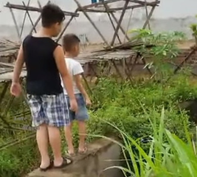 Два мальчика нашли крохотного щенка в грязной воде. Дети поняли, что сами его не спасут 