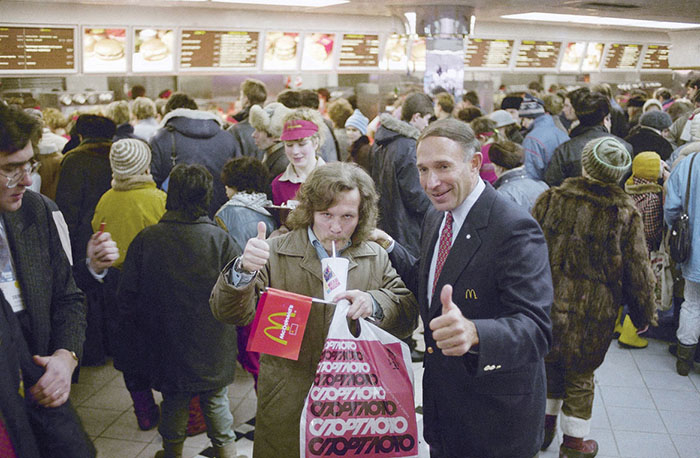 Первый в Москве Макдональдс открылся в 1990 году, в Москве открылся первый советский Макдональдс