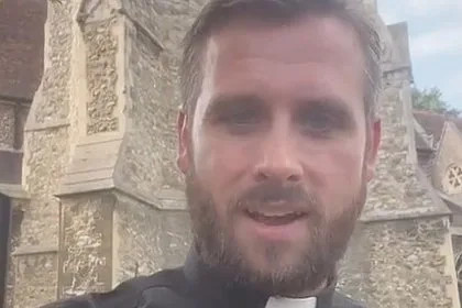 Викарий снял видео с призывом посетить его службу и прославился в сети из-за внешности