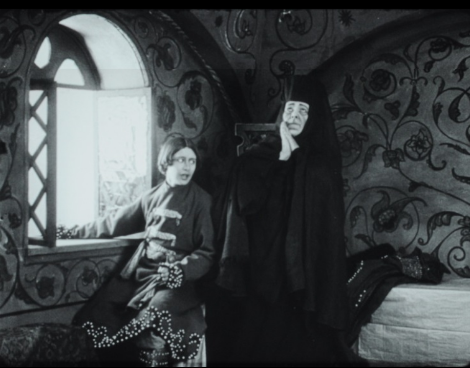 Михаил Фёдорович (Софья Гославская) и его мать (Лидия Тридентская). Кадр из фильма «Воцарение дома Романовых», 1913 год.