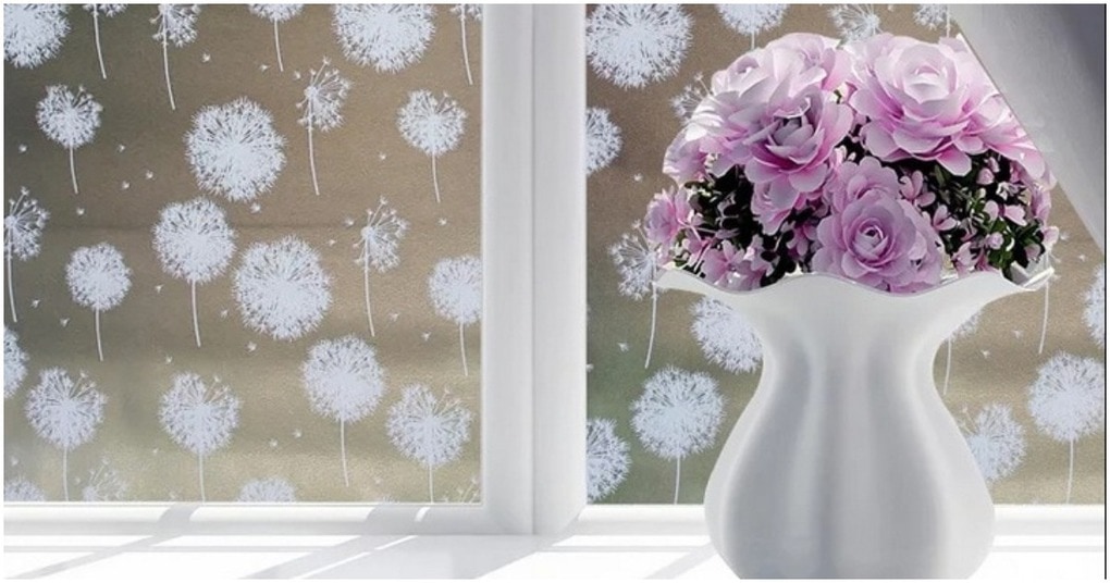 Долой потолочные карнизы! Посмотрите, как легко повесить занавески, не используя дрель