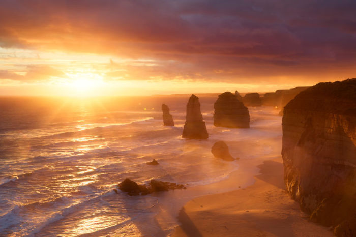 Величественные скалы словно защищают австралийский берег.