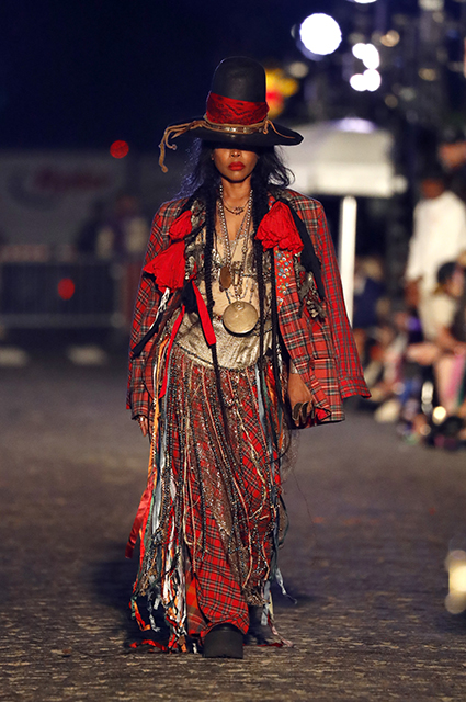 Vogue отпраздновал 130 лет масштабным праздником. Были все: Ирина Шейк, Канье Уэст, Джиджи Хадид, Михаил Барышников, Бруклин Бекхэм и Никола Пельтц Новости моды