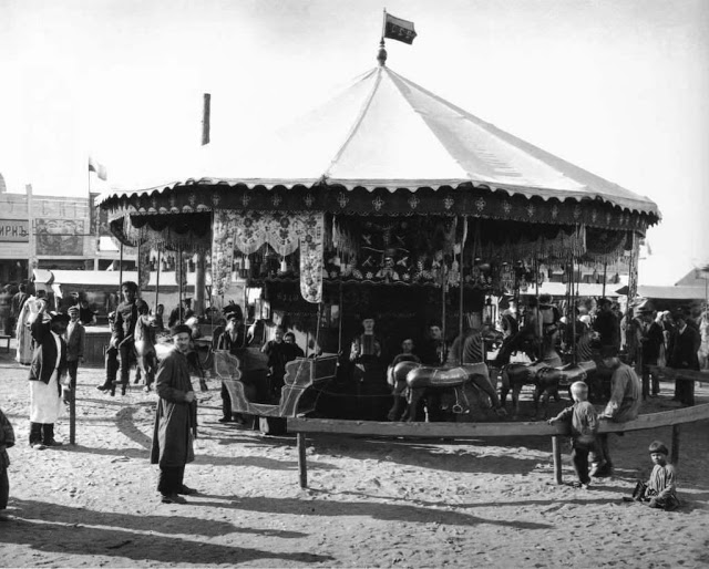 Карусели на Самокатской площади. Россия, 1900-е годы.