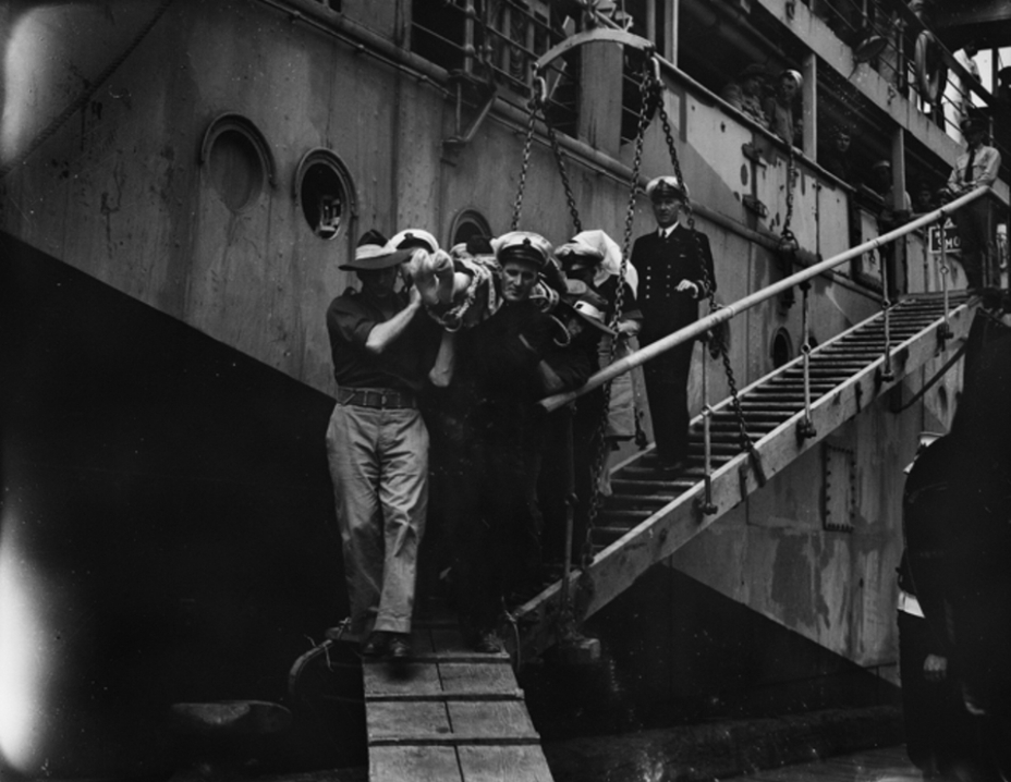 ​Тяжелораненого коммодора Коллинза выносят с американского транспорта Calamares. Сидней, 12 декабря 1944 года awm.gov.au - «Отвага вашего корабля вдохновляла всех нас» | Warspot.ru