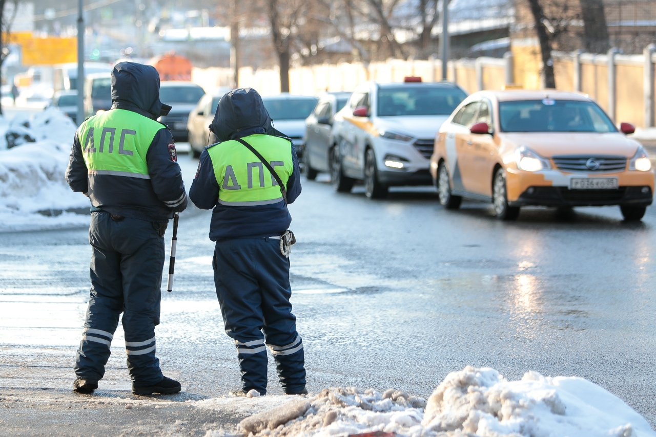 Уральские автоинспекторы спасли из горящего дома семью с тремя детьми