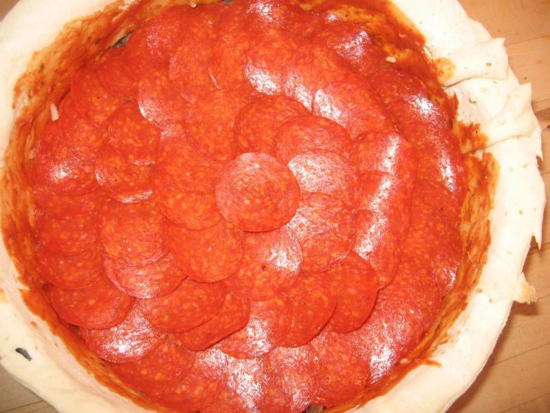 Многослойная пицца, до отвала напичканная мясом, для настоящих мужиков выпечка