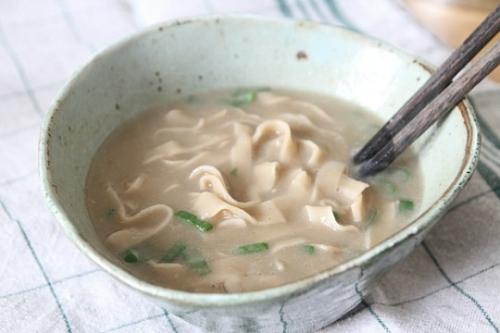 Куриный суп с лапшой - это блюдо, которое есть, наверное, в каждой культуре. 01
