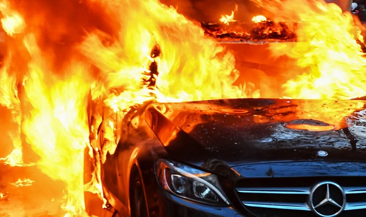 Почему горящий электромобиль трудно потушить, объяснили эксперты
