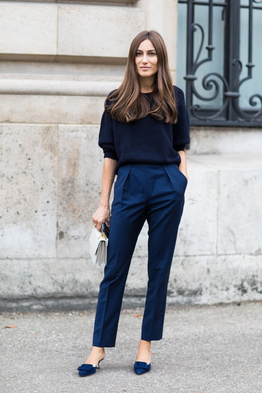 Темно синие классические брюки женские с чем носить