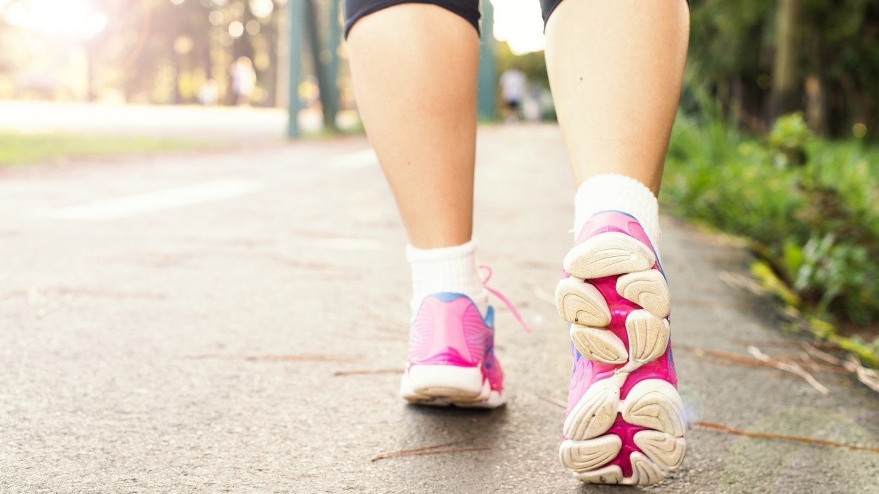 Ходьба или бег: врачи объяснили, какой вид физических нагрузок полезнее Общество