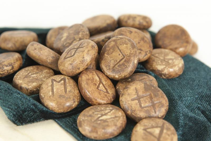 «У нас самообслуживание»: кости, руны, Таро и кофе 