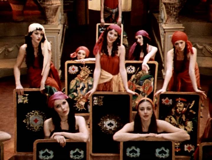 «У нас самообслуживание»: кости, руны, Таро и кофе 