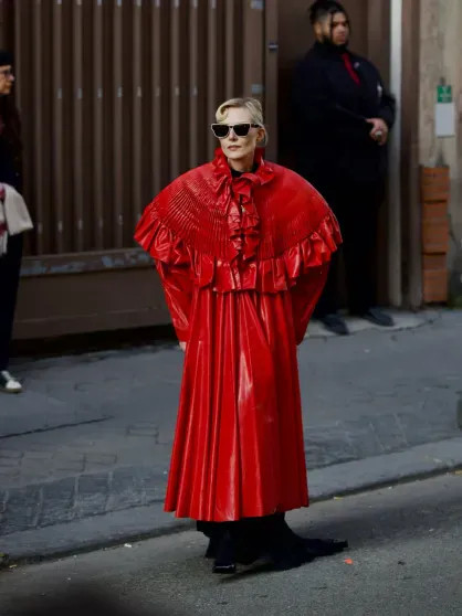 Рената Литвинова выгуляла модные образы на показах в Париже ЛитвиноваРената, Рената, Литвинова, подиум, актриса, вышла, чёрном, Riches, Enfants, Gaultier, Demeulemeester, пришла, рамках, Недели, показе, ранее, Chanel, принадлежит, Chloe, Schiaparelli